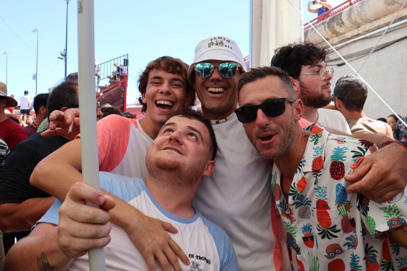GALERIA DE FOTOS de l'estrene del BARET de les festes de DUANES: gran ambient, “botellins” a caixes i, a més… bous a la mar GALERIA DE FOTOS de l'estrene del BARET de les festes de DUANES: gran ambient, “botellins” a caixes i, a més… bous a la mar